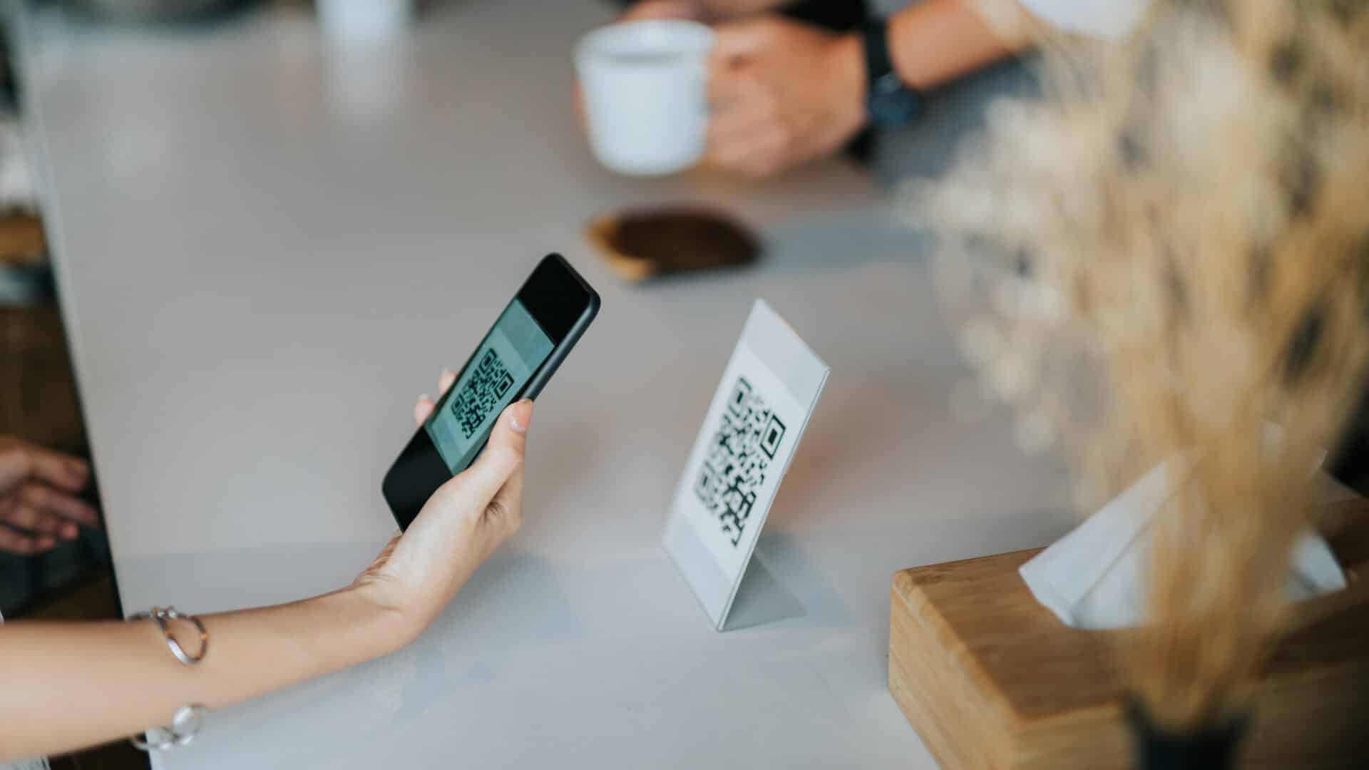 Personne scanne un code QR avec smartphone.qr-code-dynamique-avec-pulse solutions mpour les tpme et le commerce de proximite